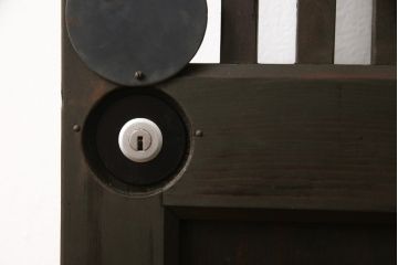 蔵戸をリペア&カスタム!高さをリサイズし、戸首造作。鎌錠・戸車を取り付け、色味は当店商品を参考に着色。(引き戸、玄関戸、格子戸)