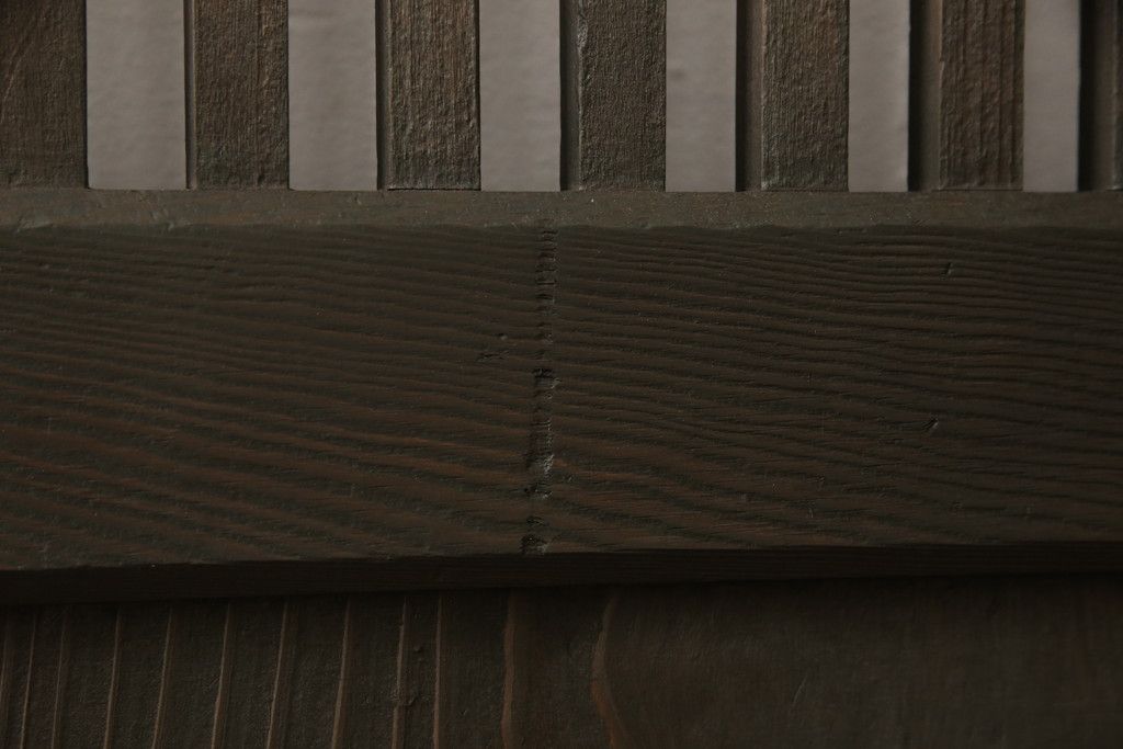 蔵戸をリペア&カスタム!高さをリサイズし、戸首造作。鎌錠・戸車を取り付け、色味は当店商品を参考に着色。(引き戸、玄関戸、格子戸)