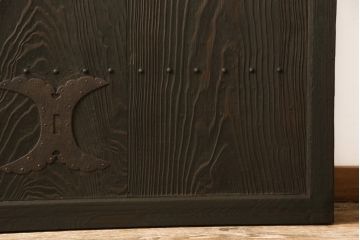 蔵戸をリペア&カスタム!高さをリサイズし、戸首造作。鎌錠・戸車を取り付け、色味は当店商品を参考に着色。(引き戸、玄関戸、格子戸)