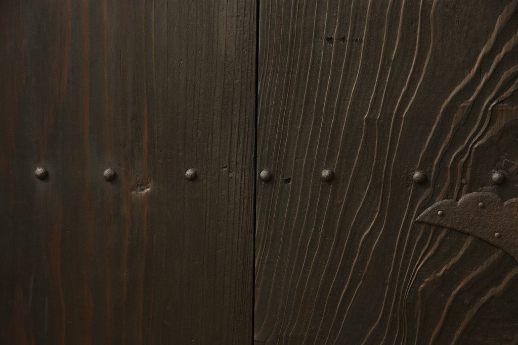 蔵戸をリペア&カスタム!高さをリサイズし、戸首造作。鎌錠・戸車を取り付け、色味は当店商品を参考に着色。(引き戸、玄関戸、格子戸)