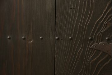 蔵戸をリペア&カスタム!高さをリサイズし、戸首造作。鎌錠・戸車を取り付け、色味は当店商品を参考に着色。(引き戸、玄関戸、格子戸)