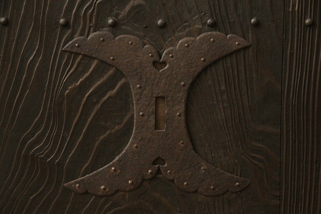 蔵戸をリペア&カスタム!高さをリサイズし、戸首造作。鎌錠・戸車を取り付け、色味は当店商品を参考に着色。(引き戸、玄関戸、格子戸)