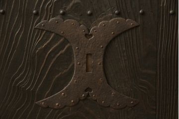 蔵戸をリペア&カスタム!高さをリサイズし、戸首造作。鎌錠・戸車を取り付け、色味は当店商品を参考に着色。(引き戸、玄関戸、格子戸)