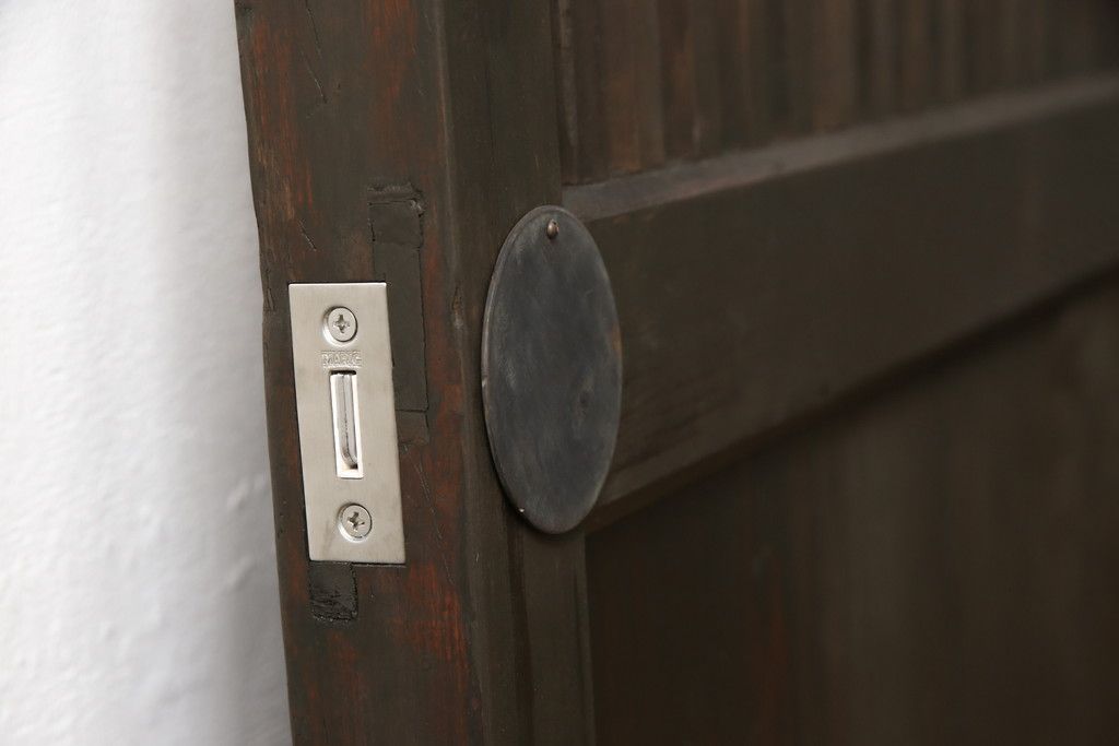 蔵戸をリペア&カスタム!高さをリサイズし、戸首造作。鎌錠・戸車を取り付け、色味は当店商品を参考に着色。(引き戸、玄関戸、格子戸)