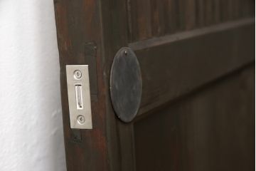 蔵戸をリペア&カスタム!高さをリサイズし、戸首造作。鎌錠・戸車を取り付け、色味は当店商品を参考に着色。(引き戸、玄関戸、格子戸)