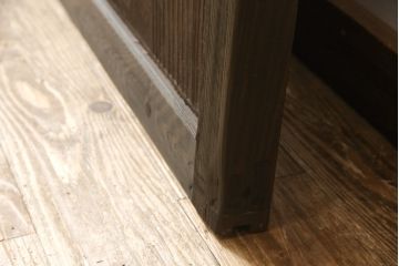 蔵戸をリペア&カスタム!高さをリサイズし、戸首造作。鎌錠・戸車を取り付け、色味は当店商品を参考に着色。(引き戸、玄関戸、格子戸)