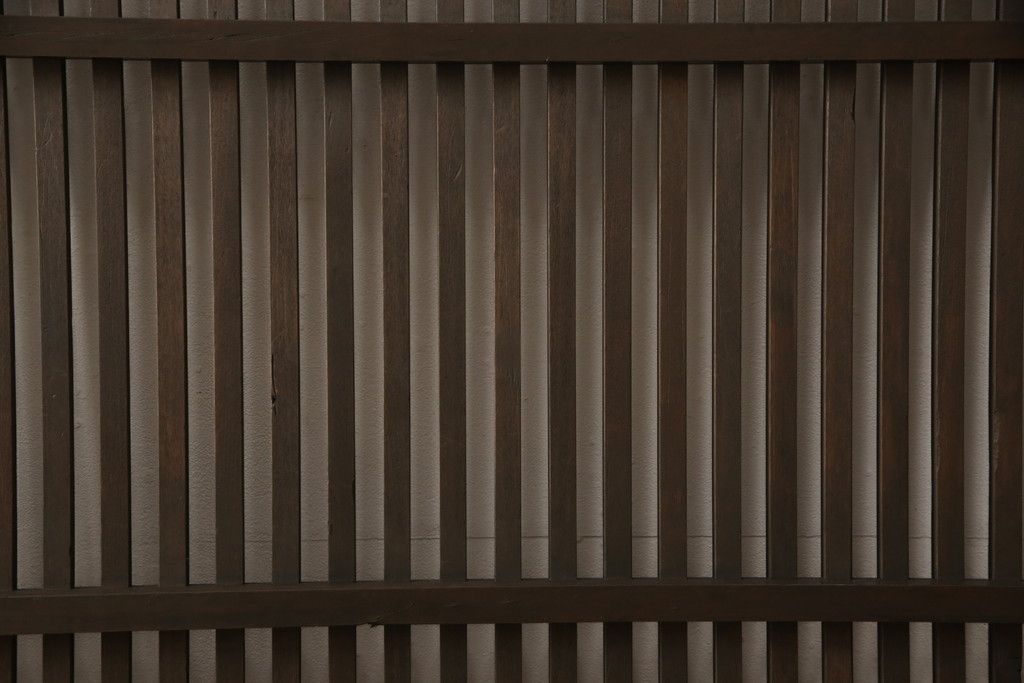 蔵戸をリペア&カスタム!高さをリサイズし、戸首造作。鎌錠・戸車を取り付け、色味は当店商品を参考に着色。(引き戸、玄関戸、格子戸)