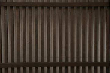 蔵戸をリペア&カスタム!高さをリサイズし、戸首造作。鎌錠・戸車を取り付け、色味は当店商品を参考に着色。(引き戸、玄関戸、格子戸)