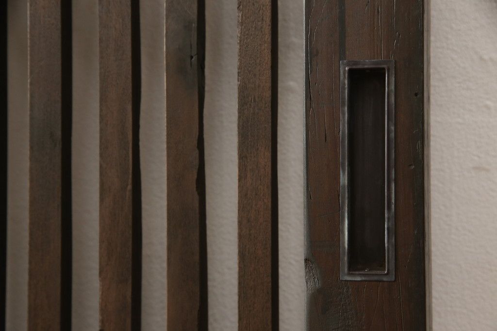 蔵戸をリペア&カスタム!高さをリサイズし、戸首造作。鎌錠・戸車を取り付け、色味は当店商品を参考に着色。(引き戸、玄関戸、格子戸)