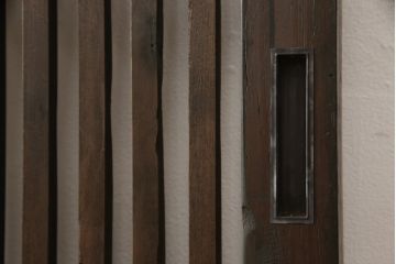 蔵戸をリペア&カスタム!高さをリサイズし、戸首造作。鎌錠・戸車を取り付け、色味は当店商品を参考に着色。(引き戸、玄関戸、格子戸)