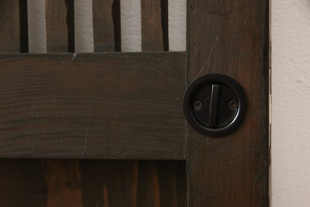 蔵戸をリペア&カスタム!高さをリサイズし、戸首造作。鎌錠・戸車を取り付け、色味は当店商品を参考に着色。(引き戸、玄関戸、格子戸)