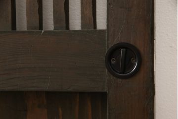 蔵戸をリペア&カスタム!高さをリサイズし、戸首造作。鎌錠・戸車を取り付け、色味は当店商品を参考に着色。(引き戸、玄関戸、格子戸)