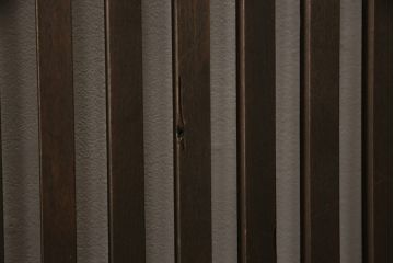 蔵戸をリペア&カスタム!高さをリサイズし、戸首造作。鎌錠・戸車を取り付け、色味は当店商品を参考に着色。(引き戸、玄関戸、格子戸)