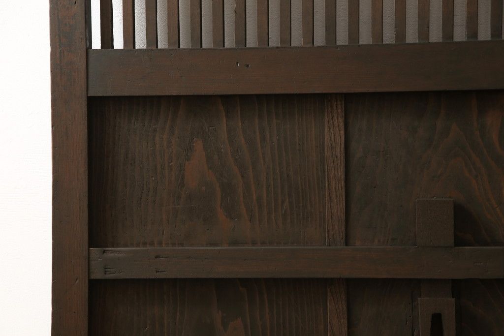 蔵戸をリペア&カスタム!高さをリサイズし、戸首造作。鎌錠・戸車を取り付け、色味は当店商品を参考に着色。(引き戸、玄関戸、格子戸)