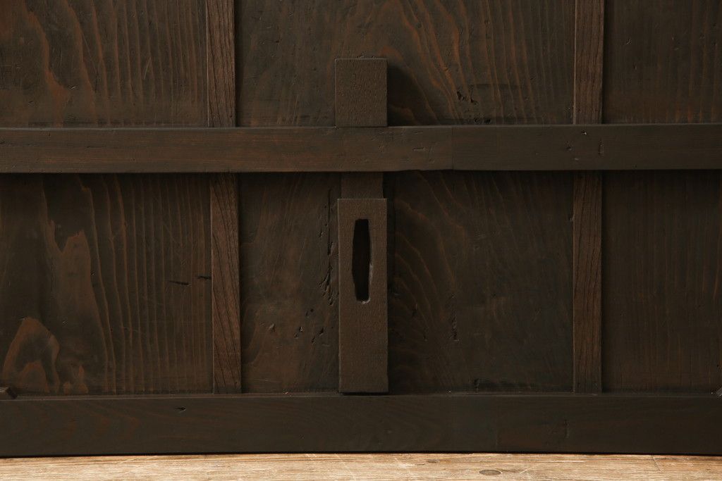 蔵戸をリペア&カスタム!高さをリサイズし、戸首造作。鎌錠・戸車を取り付け、色味は当店商品を参考に着色。(引き戸、玄関戸、格子戸)