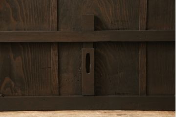 蔵戸をリペア&カスタム!高さをリサイズし、戸首造作。鎌錠・戸車を取り付け、色味は当店商品を参考に着色。(引き戸、玄関戸、格子戸)