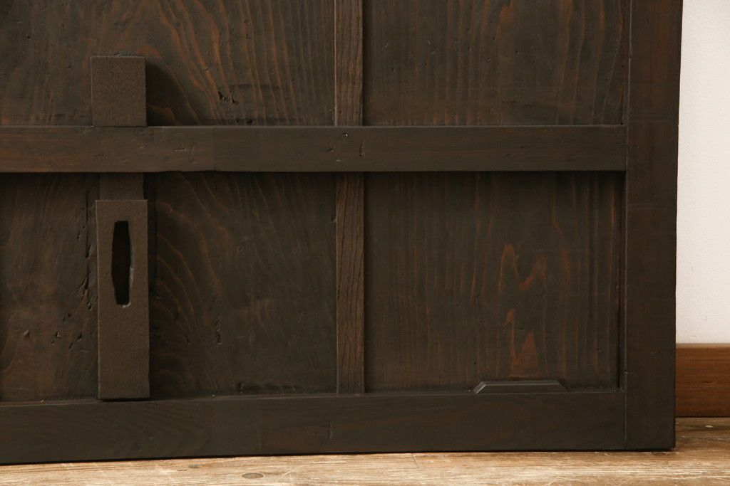 蔵戸をリペア&カスタム!高さをリサイズし、戸首造作。鎌錠・戸車を取り付け、色味は当店商品を参考に着色。(引き戸、玄関戸、格子戸)