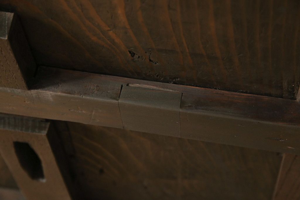 蔵戸をリペア&カスタム!高さをリサイズし、戸首造作。鎌錠・戸車を取り付け、色味は当店商品を参考に着色。(引き戸、玄関戸、格子戸)