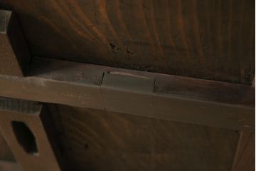 蔵戸をリペア&カスタム!高さをリサイズし、戸首造作。鎌錠・戸車を取り付け、色味は当店商品を参考に着色。(引き戸、玄関戸、格子戸)