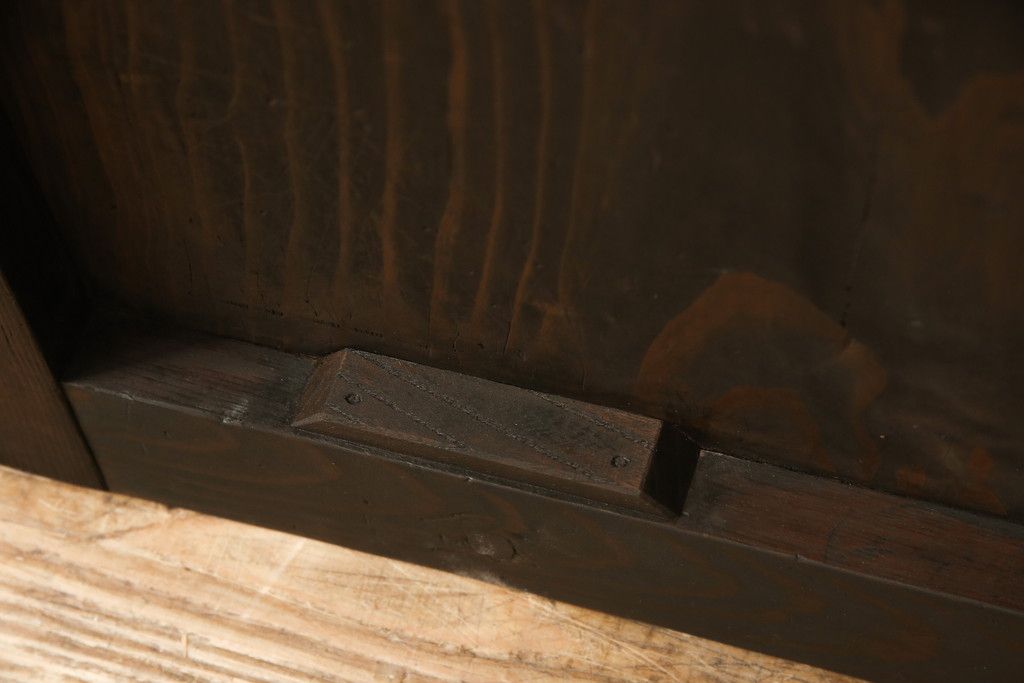 蔵戸をリペア&カスタム!高さをリサイズし、戸首造作。鎌錠・戸車を取り付け、色味は当店商品を参考に着色。(引き戸、玄関戸、格子戸)