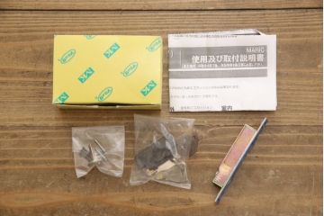 蔵戸をリペア&カスタム!高さをリサイズし、戸首造作。鎌錠・戸車を取り付け、色味は当店商品を参考に着色。(引き戸、玄関戸、格子戸)