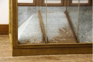 ガラスケースの見た目を変えずに綺麗にリペア!現状に合わせて1トーン程落ち着いた色に着色。(ショーケース、陳列棚、マス目、飾り棚)