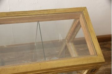 ガラスケースの見た目を変えずに綺麗にリペア!現状に合わせて1トーン程落ち着いた色に着色。(ショーケース、陳列棚、マス目、飾り棚)
