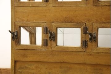 ガラスケースの見た目を変えずに綺麗にリペア!現状に合わせて1トーン程落ち着いた色に着色。(ショーケース、陳列棚、マス目、飾り棚)
