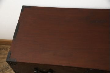 米沢箪笥をリペア&カスタム!当店商品を参考に脚を取付け、天板を内側から補強。現状のお品物に合わせて1トーン程落ち着いた色に着色。(和たんす、収納箪笥、時代箪笥、整理タンス)