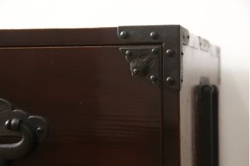 米沢箪笥をリペア&カスタム!当店商品を参考に脚を取付け、天板を内側から補強。現状のお品物に合わせて1トーン程落ち着いた色に着色。(和たんす、収納箪笥、時代箪笥、整理タンス)
