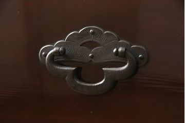 米沢箪笥をリペア&カスタム!当店商品を参考に脚を取付け、天板を内側から補強。現状のお品物に合わせて1トーン程落ち着いた色に着色。(和たんす、収納箪笥、時代箪笥、整理タンス)