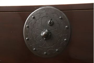 米沢箪笥をリペア&カスタム!当店商品を参考に脚を取付け、天板を内側から補強。現状のお品物に合わせて1トーン程落ち着いた色に着色。(和たんす、収納箪笥、時代箪笥、整理タンス)