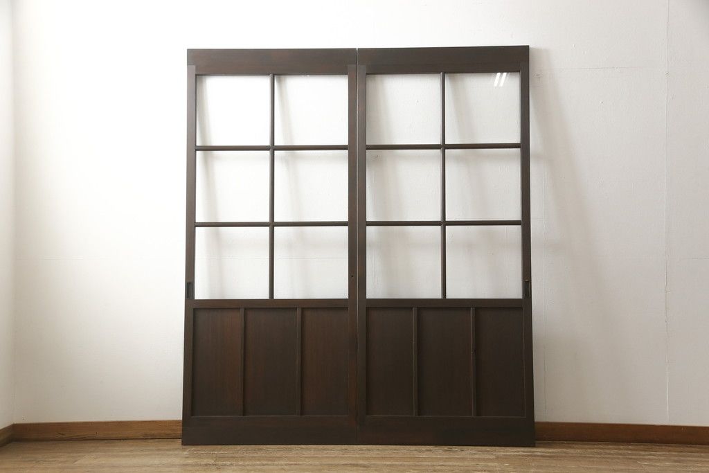 ガラス戸2枚をリペア&カスタム!高さと幅をリサイズし、既存のガラスからクリアガラスに交換。3方の戸枠を製作し、ソフトクローズの吊り金具を取り付け。戸枠・建具のお色味は当店商品を参考に着色。(建具、引き戸)