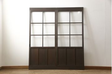 ガラス戸2枚をリペア&カスタム!高さと幅をリサイズし、既存のガラスからクリアガラスに交換。3方の戸枠を製作し、ソフトクローズの吊り金具を取り付け。戸枠・建具のお色味は当店商品を参考に着色。(建具、引き戸)