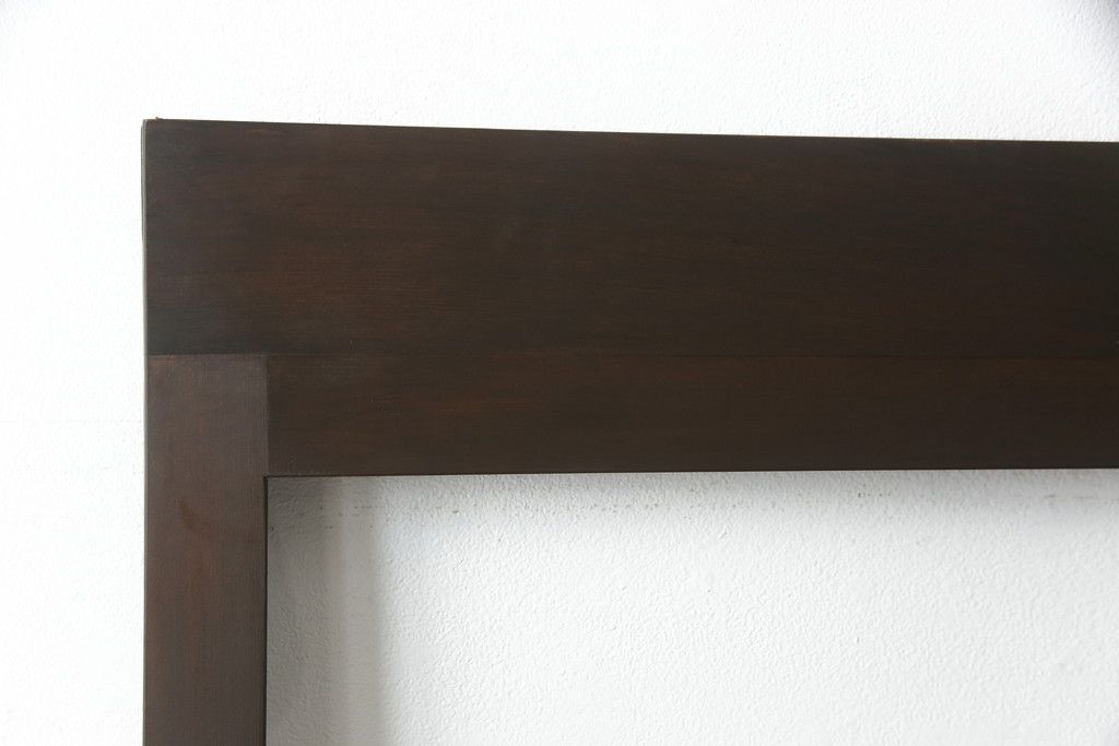 ガラス戸2枚をリペア&カスタム!高さと幅をリサイズし、既存のガラスからクリアガラスに交換。3方の戸枠を製作し、ソフトクローズの吊り金具を取り付け。戸枠・建具のお色味は当店商品を参考に着色。(建具、引き戸)