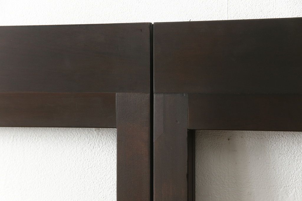 ガラス戸2枚をリペア&カスタム!高さと幅をリサイズし、既存のガラスからクリアガラスに交換。3方の戸枠を製作し、ソフトクローズの吊り金具を取り付け。戸枠・建具のお色味は当店商品を参考に着色。(建具、引き戸)