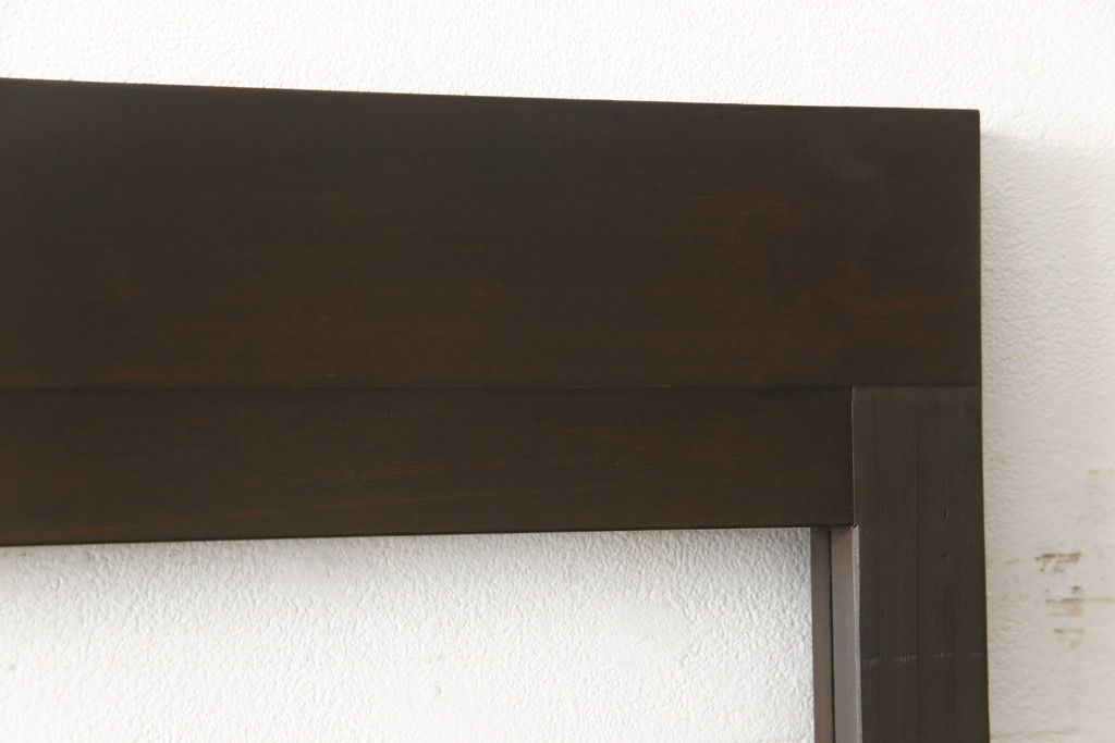 ガラス戸2枚をリペア&カスタム!高さと幅をリサイズし、既存のガラスからクリアガラスに交換。3方の戸枠を製作し、ソフトクローズの吊り金具を取り付け。戸枠・建具のお色味は当店商品を参考に着色。(建具、引き戸)