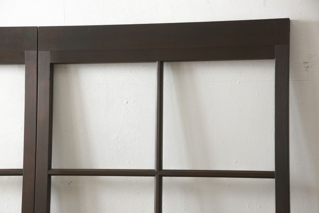 ガラス戸2枚をリペア&カスタム!高さと幅をリサイズし、既存のガラスからクリアガラスに交換。3方の戸枠を製作し、ソフトクローズの吊り金具を取り付け。戸枠・建具のお色味は当店商品を参考に着色。(建具、引き戸)