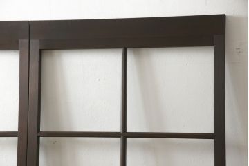 ガラス戸2枚をリペア&カスタム!高さと幅をリサイズし、既存のガラスからクリアガラスに交換。3方の戸枠を製作し、ソフトクローズの吊り金具を取り付け。戸枠・建具のお色味は当店商品を参考に着色。(建具、引き戸)