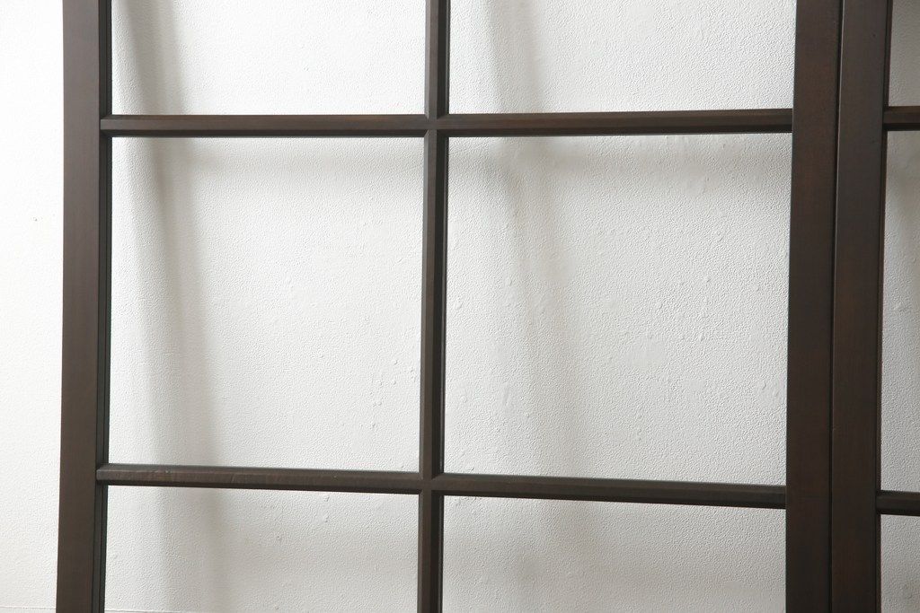 ガラス戸2枚をリペア&カスタム!高さと幅をリサイズし、既存のガラスからクリアガラスに交換。3方の戸枠を製作し、ソフトクローズの吊り金具を取り付け。戸枠・建具のお色味は当店商品を参考に着色。(建具、引き戸)