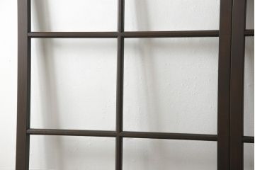 ガラス戸2枚をリペア&カスタム!高さと幅をリサイズし、既存のガラスからクリアガラスに交換。3方の戸枠を製作し、ソフトクローズの吊り金具を取り付け。戸枠・建具のお色味は当店商品を参考に着色。(建具、引き戸)