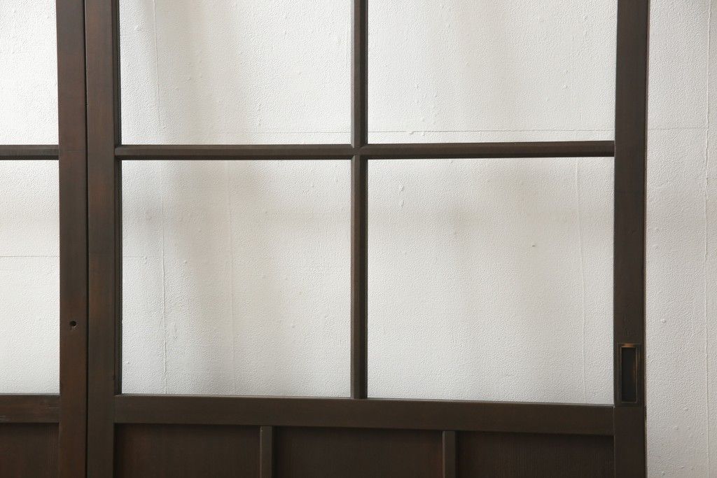 ガラス戸2枚をリペア&カスタム!高さと幅をリサイズし、既存のガラスからクリアガラスに交換。3方の戸枠を製作し、ソフトクローズの吊り金具を取り付け。戸枠・建具のお色味は当店商品を参考に着色。(建具、引き戸)