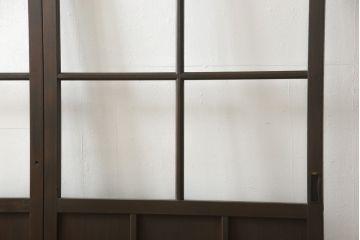 ガラス戸2枚をリペア&カスタム!高さと幅をリサイズし、既存のガラスからクリアガラスに交換。3方の戸枠を製作し、ソフトクローズの吊り金具を取り付け。戸枠・建具のお色味は当店商品を参考に着色。(建具、引き戸)