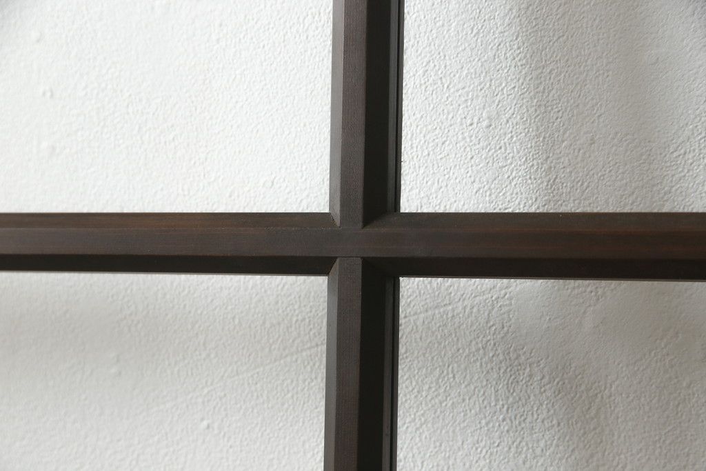 ガラス戸2枚をリペア&カスタム!高さと幅をリサイズし、既存のガラスからクリアガラスに交換。3方の戸枠を製作し、ソフトクローズの吊り金具を取り付け。戸枠・建具のお色味は当店商品を参考に着色。(建具、引き戸)