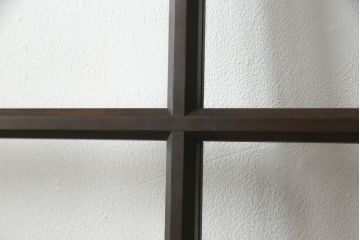 ガラス戸2枚をリペア&カスタム!高さと幅をリサイズし、既存のガラスからクリアガラスに交換。3方の戸枠を製作し、ソフトクローズの吊り金具を取り付け。戸枠・建具のお色味は当店商品を参考に着色。(建具、引き戸)