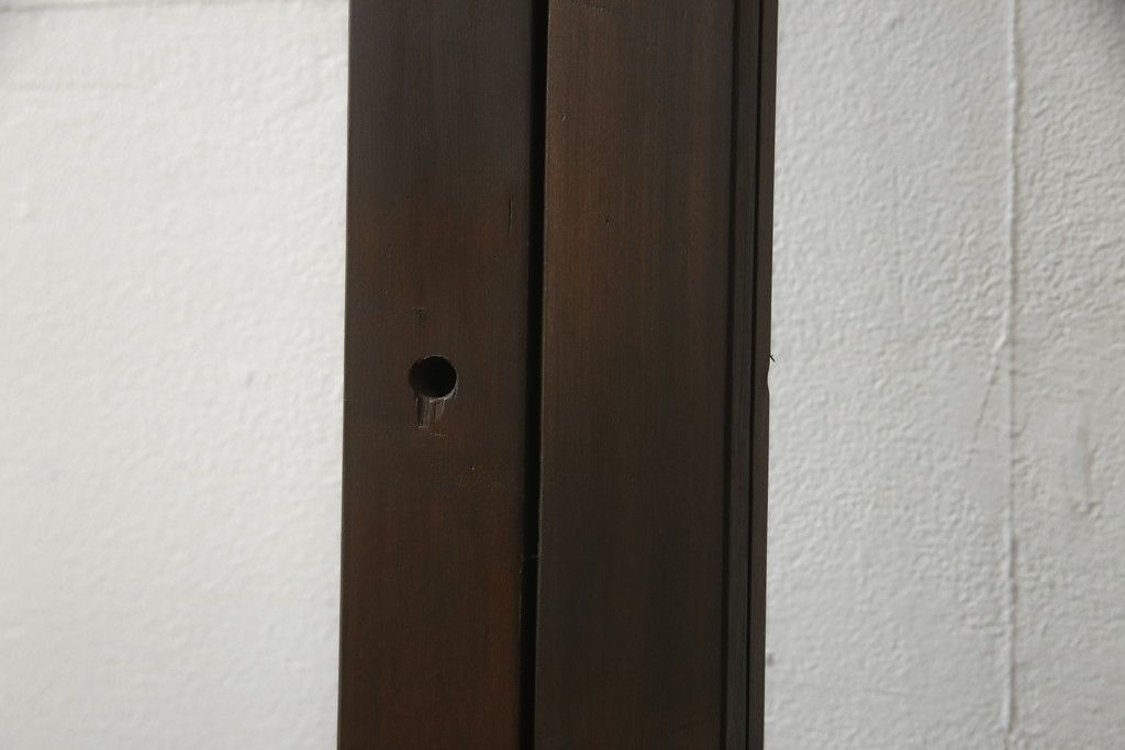 ガラス戸2枚をリペア&カスタム!高さと幅をリサイズし、既存のガラスからクリアガラスに交換。3方の戸枠を製作し、ソフトクローズの吊り金具を取り付け。戸枠・建具のお色味は当店商品を参考に着色。(建具、引き戸)