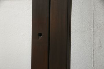 ガラス戸2枚をリペア&カスタム!高さと幅をリサイズし、既存のガラスからクリアガラスに交換。3方の戸枠を製作し、ソフトクローズの吊り金具を取り付け。戸枠・建具のお色味は当店商品を参考に着色。(建具、引き戸)