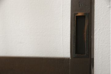 ガラス戸2枚をリペア&カスタム!高さと幅をリサイズし、既存のガラスからクリアガラスに交換。3方の戸枠を製作し、ソフトクローズの吊り金具を取り付け。戸枠・建具のお色味は当店商品を参考に着色。(建具、引き戸)