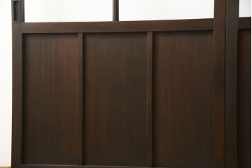 ガラス戸2枚をリペア&カスタム!高さと幅をリサイズし、既存のガラスからクリアガラスに交換。3方の戸枠を製作し、ソフトクローズの吊り金具を取り付け。戸枠・建具のお色味は当店商品を参考に着色。(建具、引き戸)