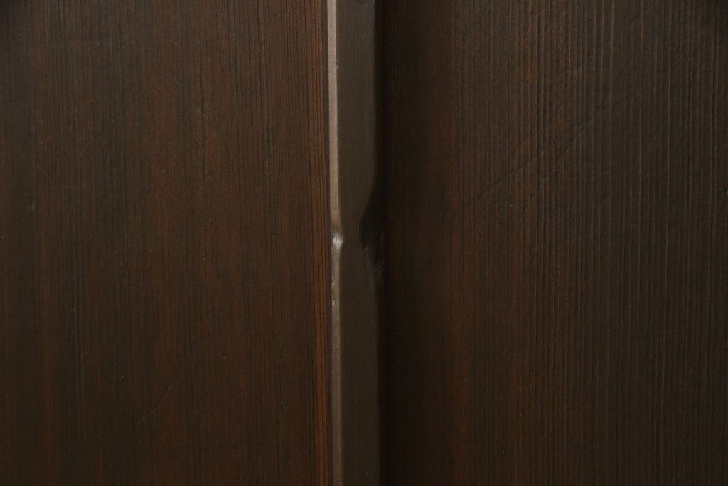 ガラス戸2枚をリペア&カスタム!高さと幅をリサイズし、既存のガラスからクリアガラスに交換。3方の戸枠を製作し、ソフトクローズの吊り金具を取り付け。戸枠・建具のお色味は当店商品を参考に着色。(建具、引き戸)